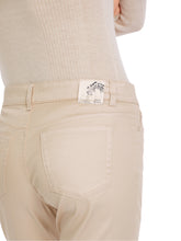 Lade das Bild in den Galerie-Viewer, Marccain  Five-Pocket Jeans SIKAR mit Glanzeffekt
