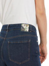 Lade das Bild in den Galerie-Viewer, Marccain &quot;Rethink Together&quot; Jeans FARO
