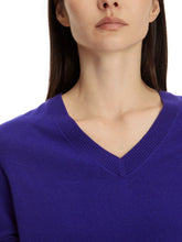 Lade das Bild in den Galerie-Viewer, Marccain V-Neck-Pullover &quot;Rethink Together&quot;
