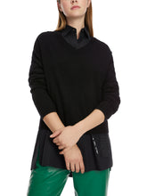 Lade das Bild in den Galerie-Viewer, Marccain V-Neck-Pullover &quot;Rethink Together&quot;
