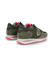 Lade das Bild in den Galerie-Viewer, Philippe Model Flache TRPX Sneakers für Damen – Militärgrün &amp; Neonrosa
