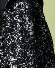 Lade das Bild in den Galerie-Viewer, HIGH NIPPY Cardigan mit Trichterkragen aus schwarz-weißem 3D-Jacquard
