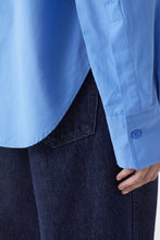 Lade das Bild in den Galerie-Viewer, Closed Chambray Blouse
