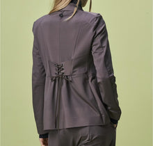 Lade das Bild in den Galerie-Viewer, HIGH TECH STRIVE FOR Lehmbraune Couture-Jacke mit Laserschnitt
