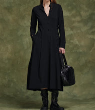 Lade das Bild in den Galerie-Viewer, HIGH  AUDACIOUS Schwarzes Hemdblusenkleid aus Sensitive®-Jersey
