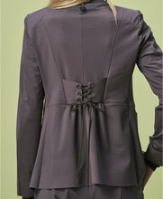 Lade das Bild in den Galerie-Viewer, HIGH TECH STRIVE FOR Lehmbraune Couture-Jacke mit Laserschnitt
