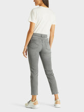 Lade das Bild in den Galerie-Viewer, Marccain &quot;Rethink Together&quot; Jeans SILEA
