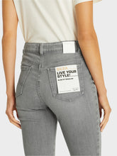 Lade das Bild in den Galerie-Viewer, Marccain &quot;Rethink Together&quot; Jeans SILEA
