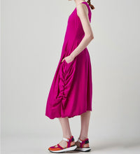 Lade das Bild in den Galerie-Viewer, HIGH AT-LENGTH Kleid mit V-Ausschnitt aus Sensitive®-Gewebe in Fuchsia
