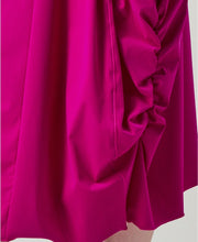 Lade das Bild in den Galerie-Viewer, HIGH AT-LENGTH Kleid mit V-Ausschnitt aus Sensitive®-Gewebe in Fuchsia

