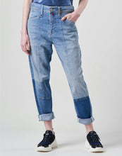 Lade das Bild in den Galerie-Viewer, HIGH NAVIGATE HIGH USE Jeans mit „Shadow Patch“-Ausrüstung
